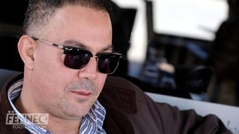 Fouzi Lekjaa portant des lunettes de soleil lors d'un déplacement officiel.