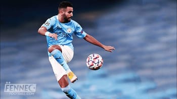 Mahrez joue au football avec un maillot de Manchester City.