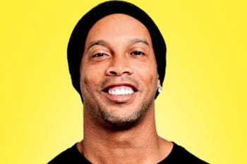 Portrait de Ronaldinho avec sourire, fond jaune vif.