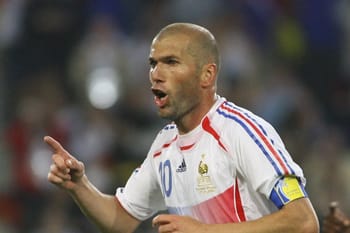 Zinedine Zidane, légende du football français, en pleine action sur le terrain.