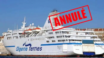 Ferry Algérie Ferries avec un grand panneau 'Annulé' en rouge.