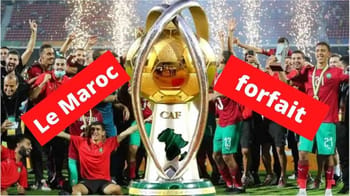 L'équipe du Maroc célèbre sa victoire avec le trophée CAF.