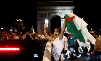 Foule de manifestants avec drapeaux algériens à Alger.