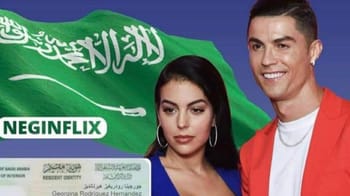 Georgina avec un drapeau saoudien en arrière-plan, sourire et style élégant.