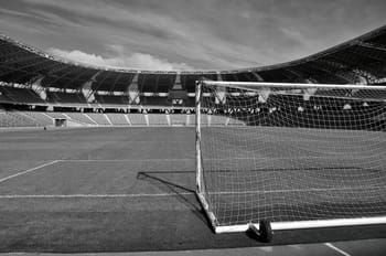 Stade de football vide avec but en premier plan en Algérie.