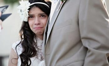 Jeune fille pleurant lors d'un mariage au Maroc, symbole de la problématique du mariage d'enfants.