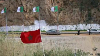 Drapeaux algérien et marocain flottant au vent.
