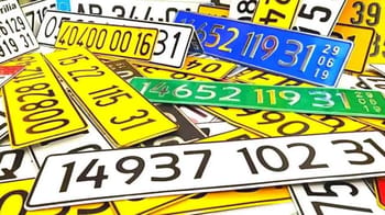 Plaques d'immatriculation colorées et numéros de véhicules variés.