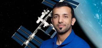 Astronaute en mission spatiale avec la Terre en arrière-plan.