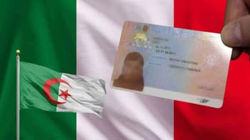 Carte de séjour algérienne avec drapeau italien en arrière-plan.