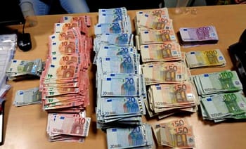Billets de banque algériens en euros, différentes coupures et devises.