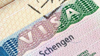 Visa Schengen avec tampon et document de voyage pour Algériens.