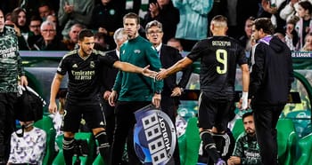 Benzema et ses coéquipiers du Real Madrid sur le terrain de football.