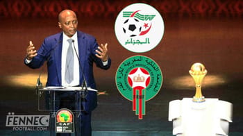 Personne parlant lors d'une conférence sur le football en Afrique.