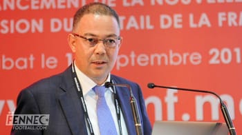 Personne parlant lors d'une conférence sur la CAN 2025.