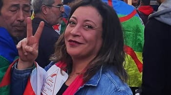 Amira Bouraoui faisant un signe de paix lors d'une manifestation en Tunisie.