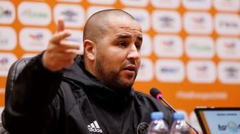 Bougherra parlant lors d'une conférence de presse sportive.