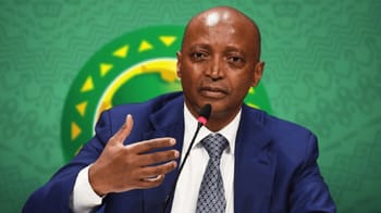 Motsepe parle des chances de l'Algérie pour la CAN 2025 lors d'une conférence.