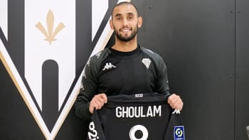 Faouzi Ghoulam tenant son maillot avec son nom et numéro 9.
