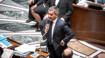 Gérald Darmanin parle lors d'une séance parlementaire en France.