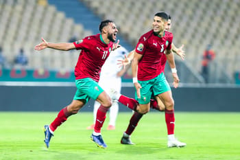 Joueurs marocains célébrant leur victoire sur le terrain.