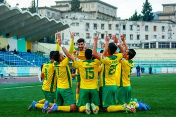 Équipe de JS Kabylie célébrant une victoire en Ligue des champions de la CAF.