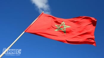 Drapeau marocain flottant dans le ciel bleu.