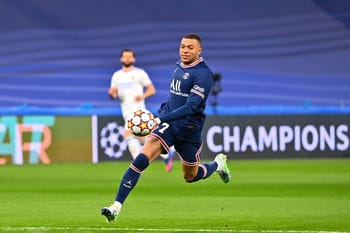 Kylian Mbappé joue au football lors d'un match de Ligue des Champions.