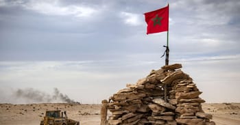 Drapeau marocain flottant sur le Sahara oriental, symbole de souveraineté.