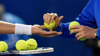 Tennisman marocain échangeant une balle avec un adversaire.