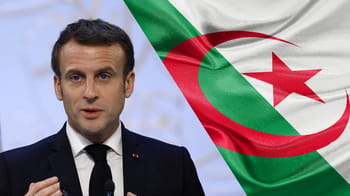 Emmanuel Macron devant le drapeau algérien lors d'une déclaration officielle.