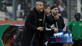 Entraîneur Bougherra donnant des instructions sur le terrain.