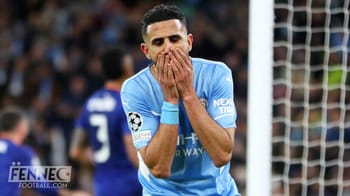 Riyad Mahrez montre une expression de tristesse lors d'un match de football.