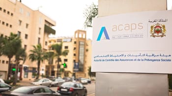 Panneau ACAPS Maroc dans une rue urbaine animée.