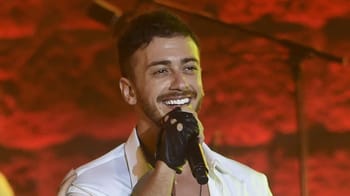 Saad Lamjarred chante lors d'un concert marocain.