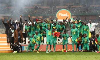 L'équipe du Sénégal célèbre sa victoire en finale de la CAN 2022.