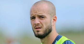 Portrait de Lekhal, joueur de football algérien, lors d'un entraînement.