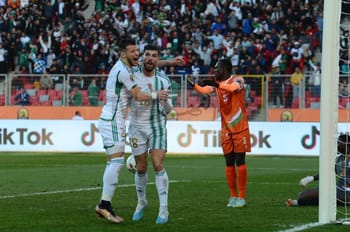 Joueurs algériens célébrant leur qualification en finale du CHAN 2022.