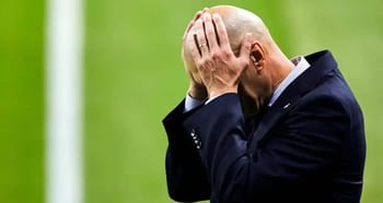 Zidane avec la tête dans les mains, expression de déception.