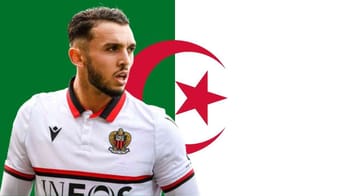 Gouiri portant maillot de football avec drapeau algérien en arrière-plan.