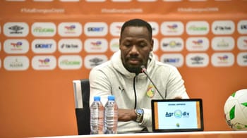 Entraîneur sénégalais parlant lors d'une conférence de presse.