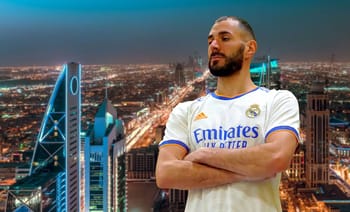 Karim Benzema en tenue de football avec la ville de Riyad en arrière-plan.