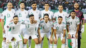 Groupe de joueurs de football algériens en tenue officielle.