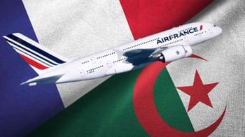Avion Air France sur fond du drapeau algérien.