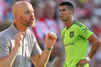 Ronaldo et Ten Hag en pleine discussion lors d'un match de football.