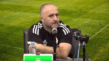 Belmadi, entraîneur de l'équipe d'Algérie, lors d'une conférence.