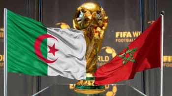 Drapeaux d'Algérie et du Maroc devant la Coupe du Monde de la FIFA.