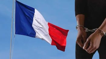 Drapeau français flottant dans le ciel bleu clair.