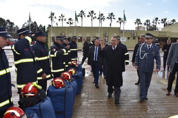 Les pompiers algériens en formation lors d'une visite officielle.