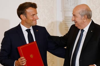 Tebboune et Macron lors d'une rencontre officielle à Paris.